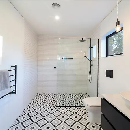 Black Barn Modern: Luxe Martinborough Escape Exterior photo