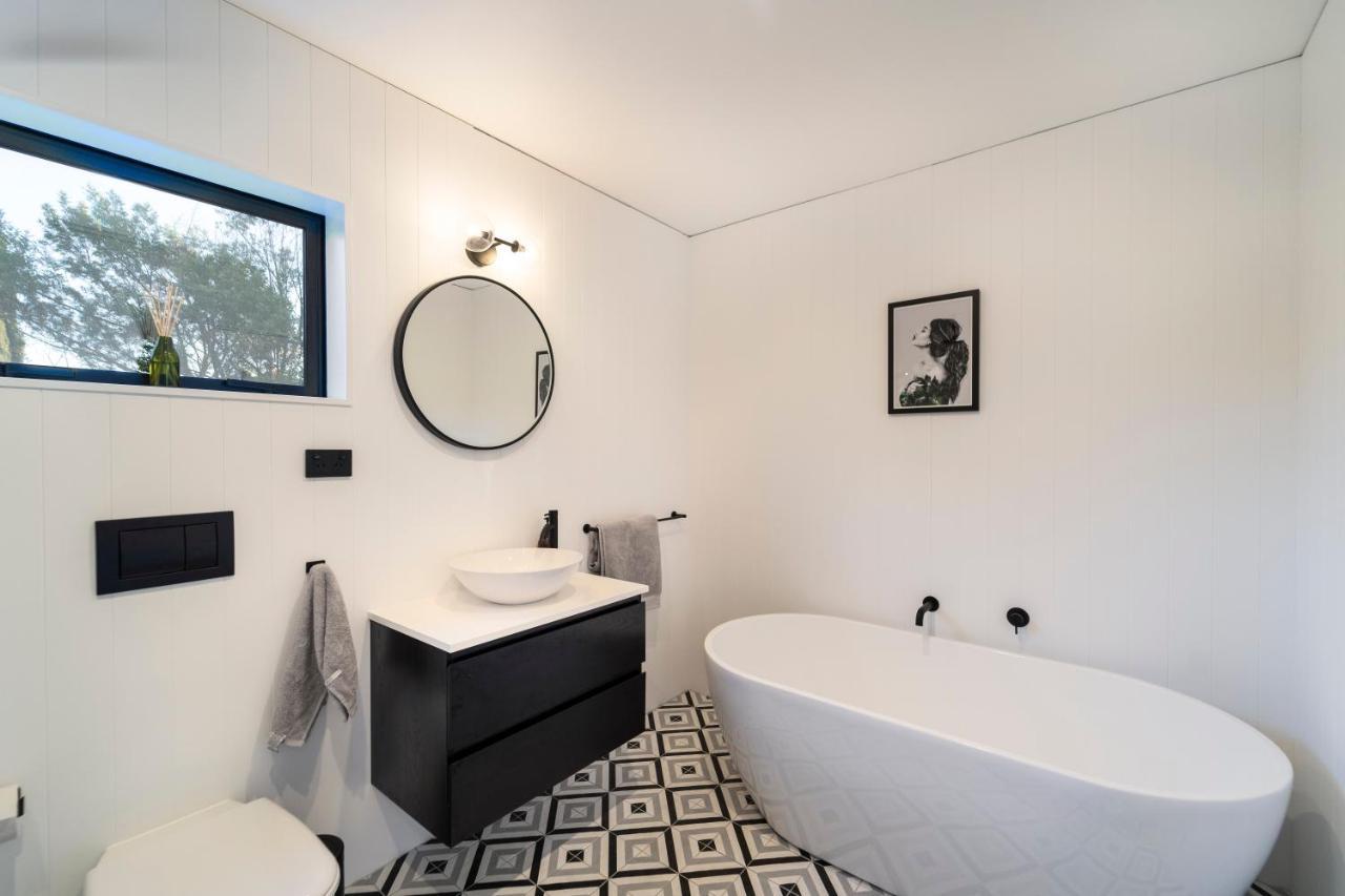 Black Barn Modern: Luxe Escape Holiday home Martinborough