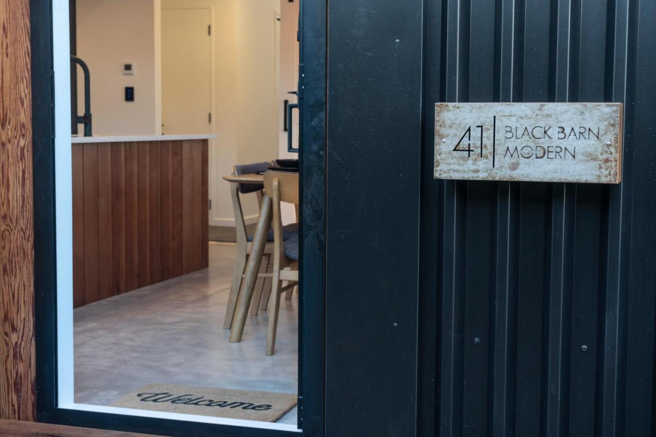 Black Barn Modern: Luxe Escape
