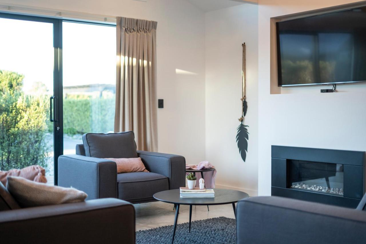 Black Barn Modern: Luxe Escape Martinborough