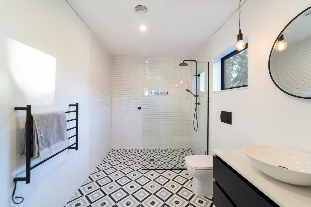 Black Barn Modern: Luxe Escape