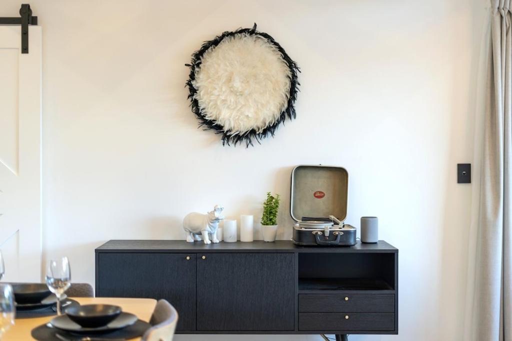 Black Barn Modern: Luxe Escape